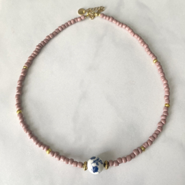 Terra roze fijne kralen ketting met blauw witte keramiek bloemen kraal