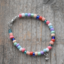 Armband kinderen multi color kralen en ster bedel - 15 cm