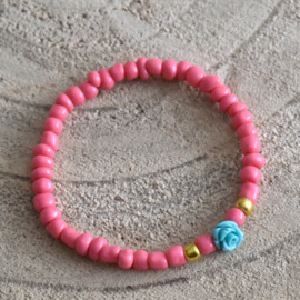 Fel roze kinder armband kralen en groen roosje Tess - 15 cm