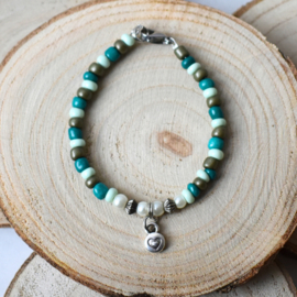 Meisjes armbandje zeegroen turquoise mintgroen met hartjes bedel