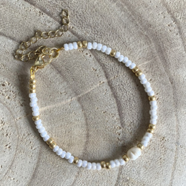 Witte kralen armband Rvs goud met zoetwaterparel