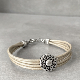 Beige leren armband dames met Bali look schuiver oud zilver kleur