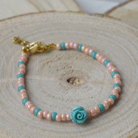 Zalmroze meisjes kralen armbandje met roosje