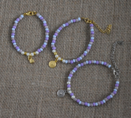 Kinderarmbandje lila paarse kralen met hartjes hanger Odesssa
