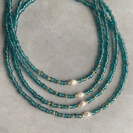 Blauwe turquoise rocailles stalen choker ketting met pareltje