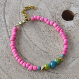 Roze kralen armbandje dames goud detail