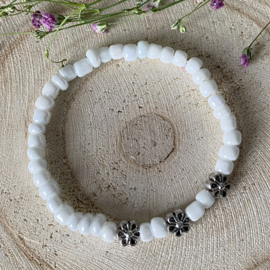 Witte kralen armband meisje met bloemetjes