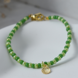 Groene meisjes armband kralen met schelpje goud staal