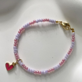 Kralen armbandje Lila roze met hartjes bedeltje - 15 cm