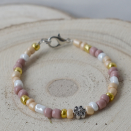 Meisjes armband pastel terra roze wit en goud met bloemetje