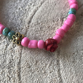 Meisjes armband roze kralen met rood roosje - 15 cm