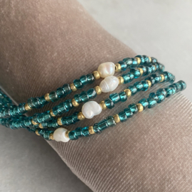 Blauwe turquoise rocailles stalen choker ketting met pareltje