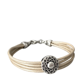 Beige leren armband dames met Bali look schuiver oud zilver kleur