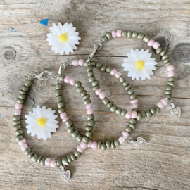 Kinderarmband  kralen olijfgroen roze met hartjes bedeltje - 15 cm