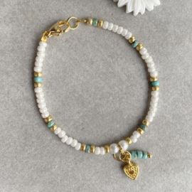 Witte Kralen Kinderarmband met hartjes bedeltje