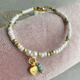 Witte Kralen Kinderarmband met hartjes bedeltje