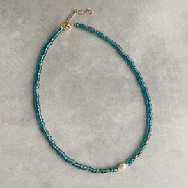 Blauwe turquoise rocailles stalen choker ketting met pareltje