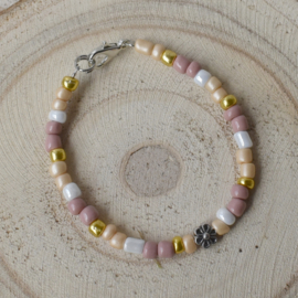 Meisjes armband pastel terra roze wit en goud met bloemetje