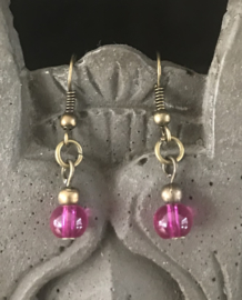 Bronskleurige oorbellen met roze glaskraaltjes