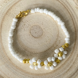 Witte kralen armband met bloemetjes goud