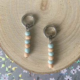 Kleine oorringen met pastel kralen hanger