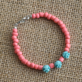 Armband meisje roze kralen en turquoise roosjes