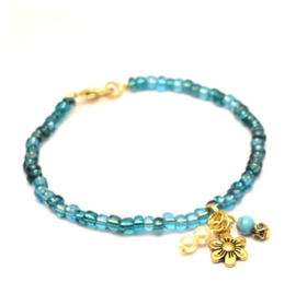 Turquoise kralen armband dames goudkleurige bedeltjes