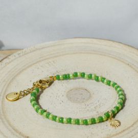 Groene meisjes armband kralen met schelpje goud staal