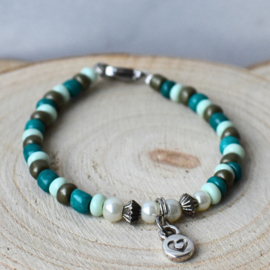 Meisjes armbandje zeegroen turquoise mintgroen met hartjes bedel