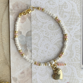 Witte Kinderarmband met roze details en Hartjes bedeltje