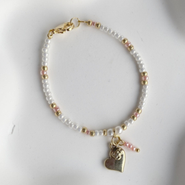 Witte Kinderarmband met roze details en Hartjes bedeltje