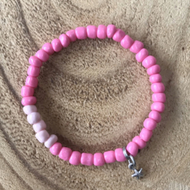 Kinderarmband kralen fel roze met ster bedel - 14 cm