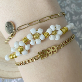 Witte kralen armband met bloemetjes goud