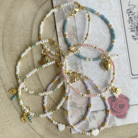 Lila Kralen armbandje kinderen met parelmoer hartje Rvs goud