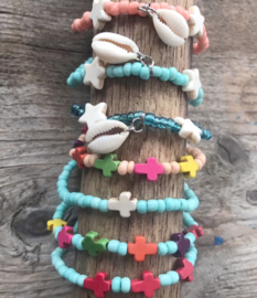 Rocailles armband met rode kruisjes​