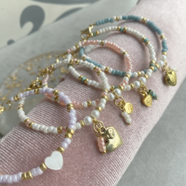 Blauwe kinderarmband kralen met hartjes bedeltje