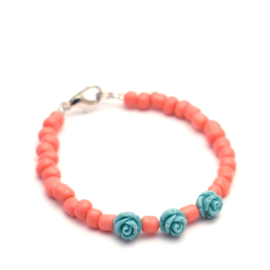 Armband meisje roze kralen en turquoise roosjes