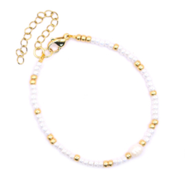 Witte kralen armband Rvs goud met zoetwaterparel