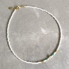 Witte kralen ketting/choker kort dames lichtblauwe natuursteen