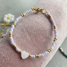 Lila Kralen armbandje kinderen met parelmoer hartje Rvs goud