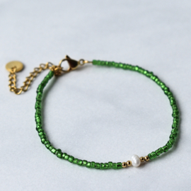 Groene kralen armband dames met zoetwater pareltje