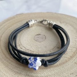 Zwarte Leren Dames armband Keramiek bloem wit blauw