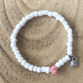 Witte meisjes armband met zalmroze roosje - 14 cm