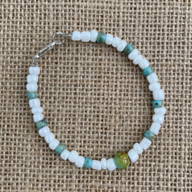 Witte kralen armband turquoise details