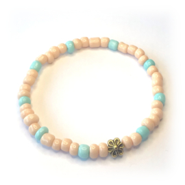 Meisjes armband rocailles zalmroze met goudkleurig bloemetje - 14 cm