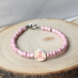 Licht roze kinderarmband met bloemetjes