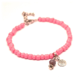 Fel roze kralen armband dames met bedeltjes zilver