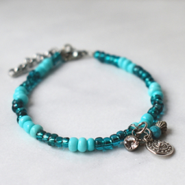 Dames kralen armband rocailles turquoise blauw zilverkleurige bedels