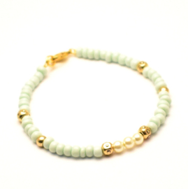 Mintgroene dames armband met goudkleurige details