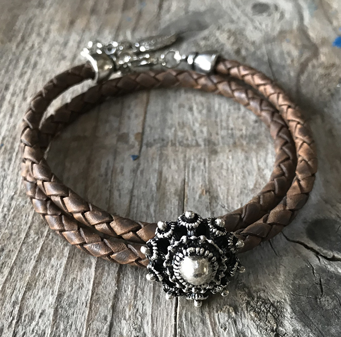 Leren wikkelarmband dames met Zeeuwse knop